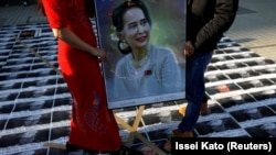 Protestatarii din Myanmar care locuiesc în Japonia calcă pe fotografii ale șefului armatei din țara de origine, Min Aung Hlaing. 