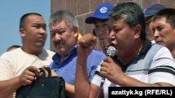 Мелис Мырзакматов выступает перед своими сторонниками на митинге. 20 августа 2010 года