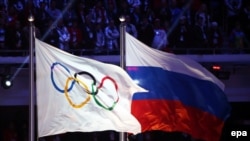 WADAнын иликтөөсү Орусия Сочи олимпиадасын допингдин жардамы менен утканын көргөзүүдө. Сүрөттө: Сочидеги олимпиадалык стадиондо Орусиянын жана Эл аралык Олимпия комитетинин желектери илинип турат. 23-февраль, 2016-жыл. 