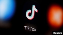 Adolescenții și copiii din România acceptă în număr noua provocare de pe TikTok prin care ajung la spital cu mâinile și picioarele frânte. 