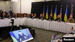 Președintele ucrainean le-a cerut miniștrilor Apărării din 50 de state membre NATO să trimită tancuri Ucrainei. 