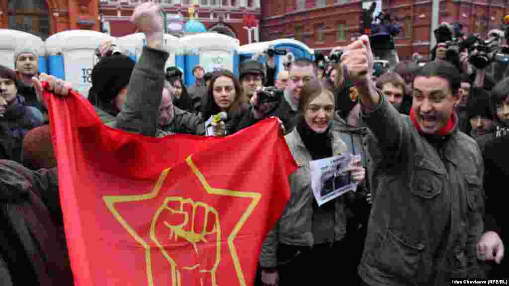 Активистам "Левого фронта" и объединений "Обманутых дольщиков" не удалось прорваться на Красную площадь, где планировалась несанкционированная акция "Народ против незаконных выборов!". 
