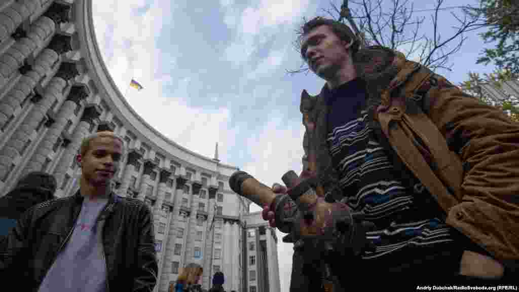 Один из участников митинга принес с собой «бонг», сделанный в виде булавы