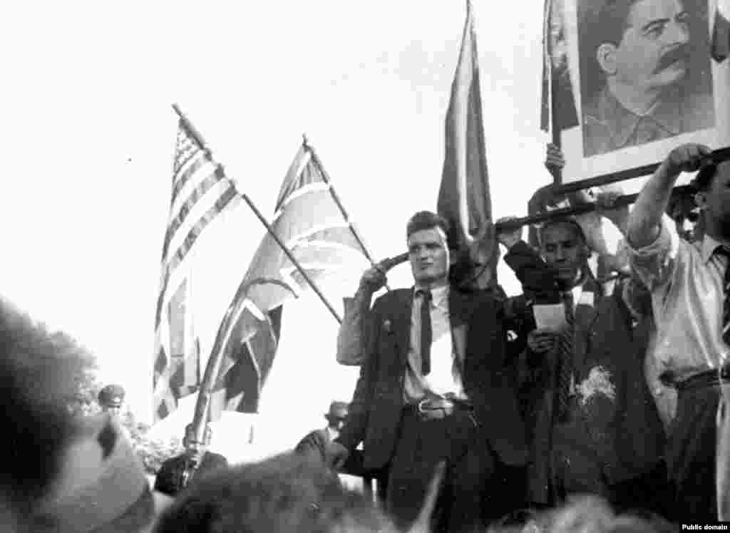 ნიკოლაე ჩაუშეკსუ, რუმინეთის მომავალი დიქტატორი, 1944 წელს ბუქარესტში წითელ არმიას ეგებება.