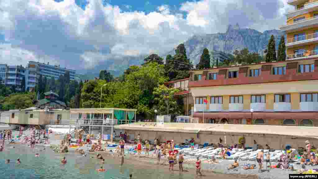 Пляж общего доступа «Русалка» в Крыму. Как проходит курортный сезон в Мисхоре в режиме ЧС – смотрите в фоторепортаже
