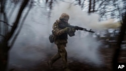 Український військовослужбовець на полігоні неподалік від лінії фронту в Донецькій області, Україна, 21 січня 2024 року