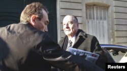 Мурдагы президент Жак Ширак Париждеги өз кеңсесине келүүдө. 2011-жылдын 7-марты. REUTERS.