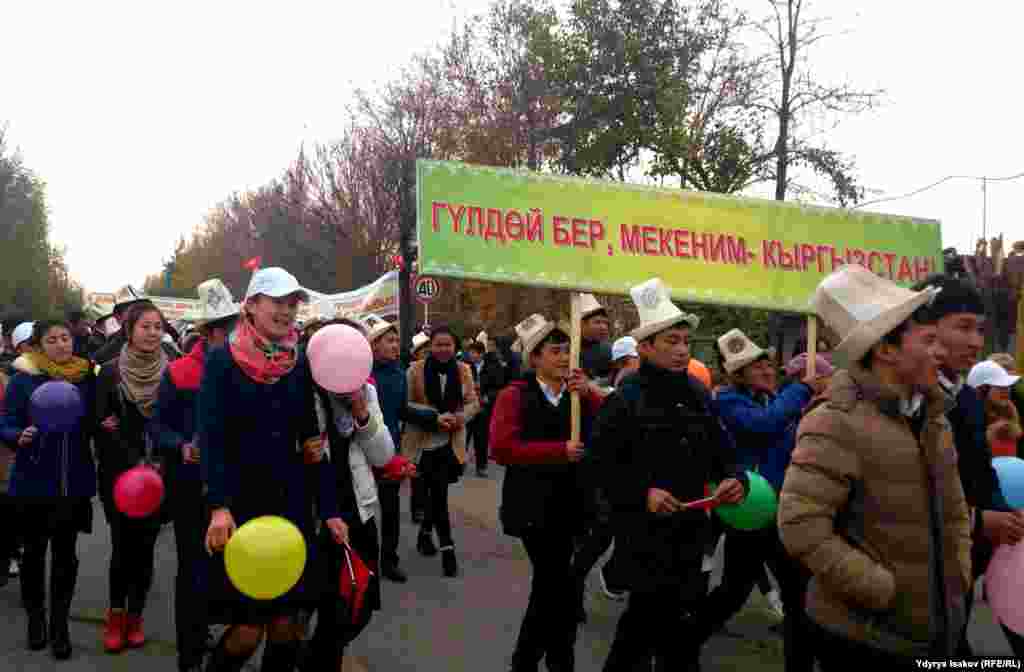  "Биз терроризмге каршыбыз" аттуу жөө жүрүштүн катышуучулары. 