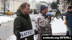 Актывіст АГП Аляксандар Кабанаў (з мэгафонам) у часе “Маршу недармаедаў” 26 лютага ў Берасьці