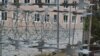Десятки жалоб от адвокатов поступают в прокуратуру, неправомерные действия следственных органов оспариваются в судах, однако пресечь эту порочную практику пока не удается.