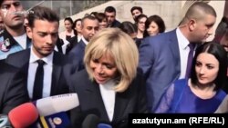 Ֆրանսիայի առաջին տիկին Բրիժիտ Մակրոնը զրուցում է լրագրողների հետ, Երևան, 12-ը հոկտեմբերի, 2018թ․