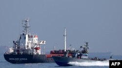 Marea Britanie spune că Rusia nu vrea să-și asume atacarea directă cu rachete a navelor comerciale care folosesc coridorul umanitar nou creat pentru Ucraina, și că vrea să le distrugă pe ascuns, după care va da vina pe Ucraina pentru pierderea oricăror transport maritim. 