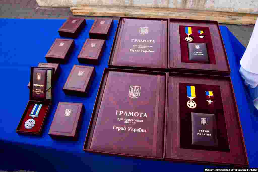 Президент вручив два ордени «За мужність», чотири медалі «За військову службу Україні» і дві медалі «Захиснику Вітчизни»