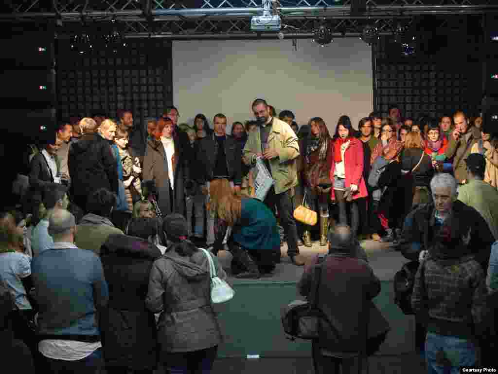 ¨Apsolutni umjetnik¨, Vlasta Delimar i Milan Božić, Noć performansa, 26.11.2011. Foto: Stanislav Milojković