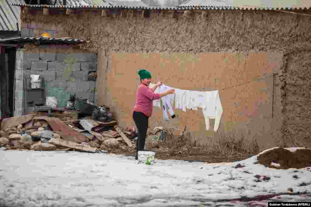 У домохозяек в новостройках полно забот – натаскать воды, постирать вещи руками, развести костер, чтобы приготовить еду...