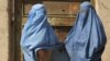 
Talibani su rekli da je "idealan pokrivač lica sveobuhvatna plava burka, koja je postala globalni simbol ranijih talibanskih vlasti koje su vladale Afganistanom od 1996. do 2001. godine.
