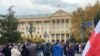 მიხეილ სააკაშვილის მხარდამჭერები თბილისის საქალაქო სასამართლოსთან. 2021 წლის 10 ნოემბერი