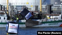 Greenpeace a lansat o inițiativă prin care își propune combaterea „greenwashingului” industriei fosile.