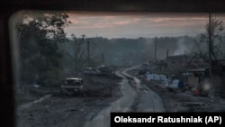 Останки от коли край пътя в района на Северодонецк