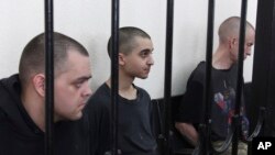 Иностранные военнослужащие ВСУ во время судебного процесса в "ДНР" – британцы Шон Пиннер и Эйден Аслин, а также марокканец Саадун Брагим (посередине)