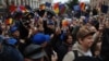 Românii au sărbătorit în stradă aderarea la Uniunea Europeană. Pentru mulți dintre ei momentul a însemnat - chiar dacă a durat mulți ani - îmbunătățirea nivelului de trai. Alții au decis să plece în vest pentru a grăbi acest proces. 