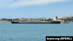 Завантажений українським зерном російський балкер «Матрос Позынич» у супроводі судна-лоцмана у Севастопольській бухті