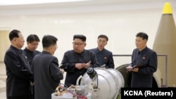 Ким Чен Ын Түндүк Кореянын өзөктүк программасына тиешеси бар жайына барган учур. Сүрөт 2017-жылы, 3-сентябрда таратылган. 
