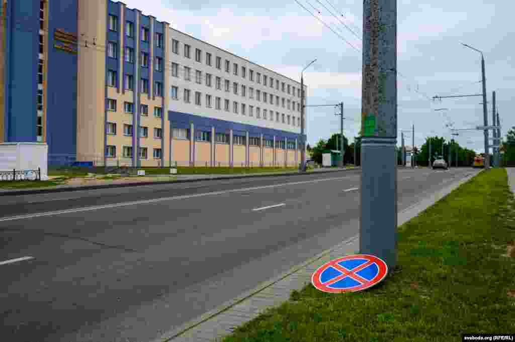 Каля слупоў зьявіліся знакі «Прыпынак/стаянка забароненыя»