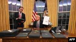 Președintele SUA, Donald Trump, semnează zeci de ordine executive în Biroul Oval de la Casa Albă, pe 20 ianuarie 2025. 