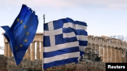 Zastave Grčke i EU u Atini
