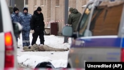 Генерал Кириллов жана анын жардамчысы өлтүрүлгөн жерде тиешелүү кызматтардын өкүлдөрү иштеп жатышат. 17-декабрь, 2024-жыл. Москва.
