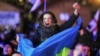 Дівчина з українським прапором... Одна із тисяч людей, які стоять на Майдані незалежності, вимагаючи від Януковича покарати винних у силовому розгоні Євромайдану, а також відновити курс на євроінтеграцію України. Київ. 2 грудня 2013 року 