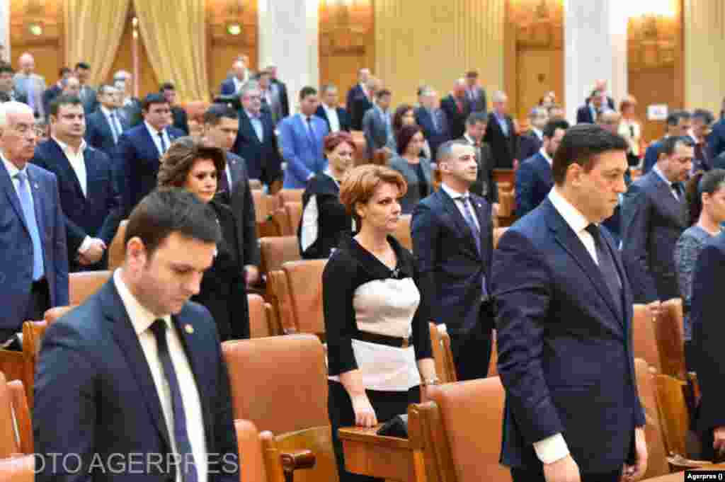 Cele mai importante legi adoptate în legislatura 2016-2020: Legea unică a salarizării (Legea nr. 153/2017), Legea privind statutul magistraților și organizarea judiciară (modificată prin Legile Justiției, 2017-2018), Legea pentru prevenirea și combaterea spălării banilor (Legea nr. 129/2019), Legea protecției datelor cu caracter personal (Legea nr. 190/2018), Legea pentru întărirea autorității polițistului (Legea nr. 192/2019), Legea apărarii naționale a României (Legea nr. 160/2017). În imagine, ședința solemnă comună a Senatului și Camerei Deputaților, consacrată împlinirii a 28 de ani de la Revoluția Română din Decembrie 1989.