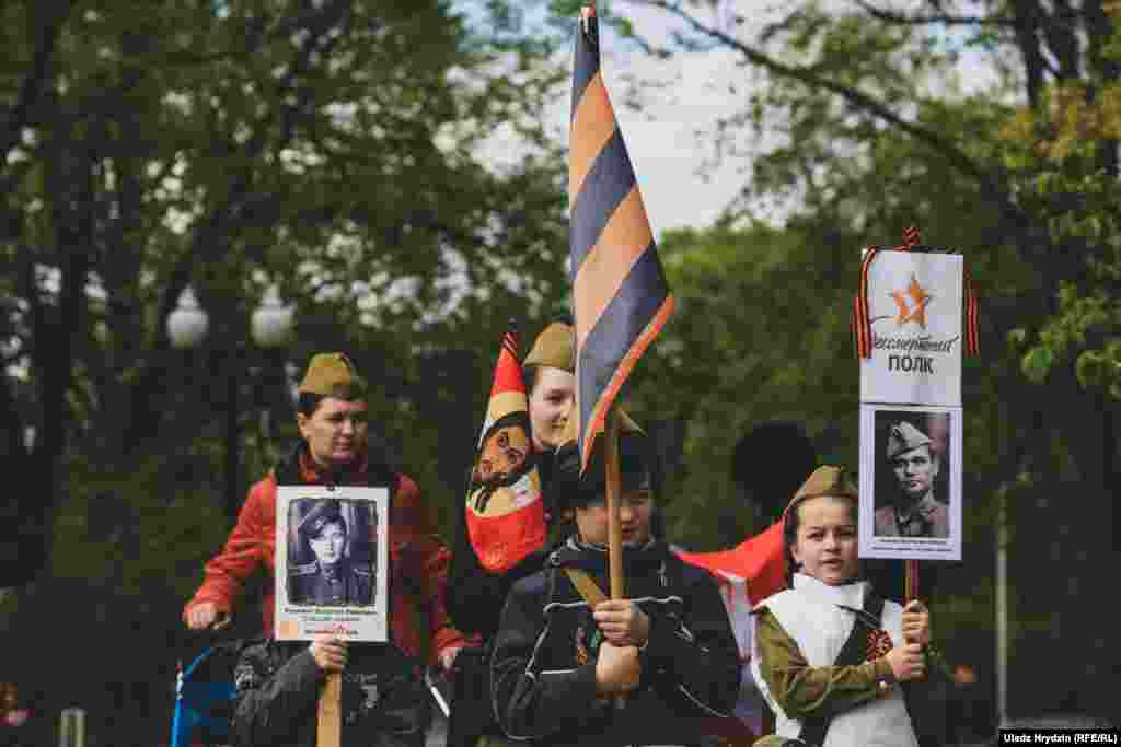 У Крамлі ўважліва сочаць за сытуацыяй вакол правядзеньня акцыі «Несьмяротны полк» у шэрагу гарадоў Беларусі і Казахстану, але рабіць высновы не сьпяшаюцца, казаў прэс-сакратар Уладзіміра Пуціна