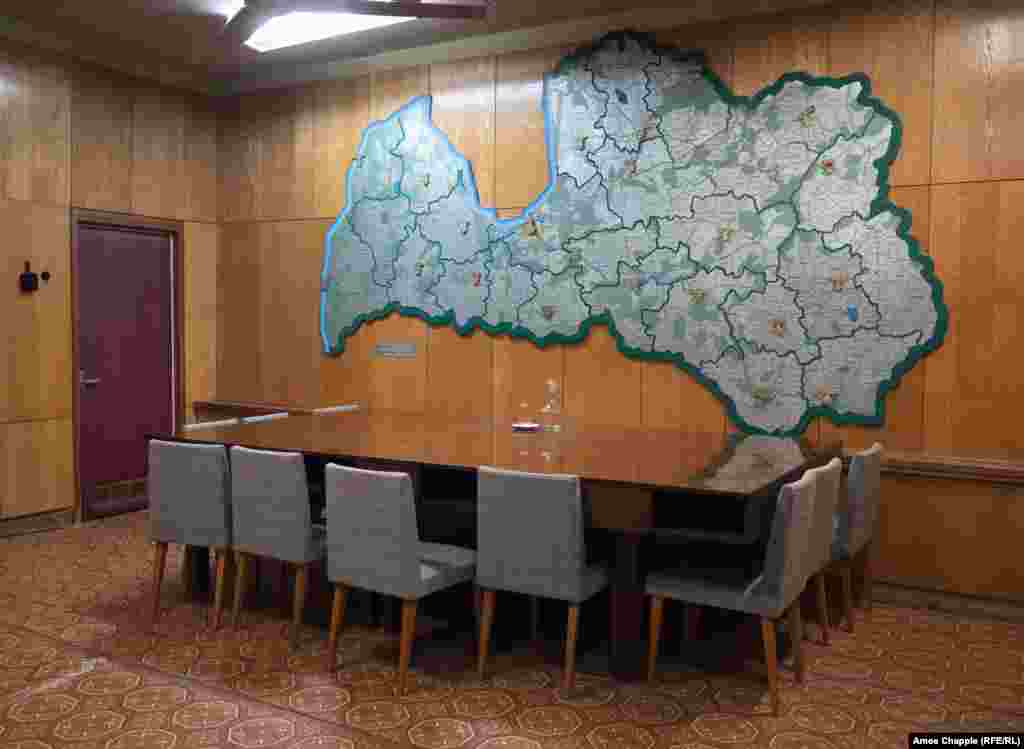 Sala za sastanke unutar bunkera, ukrašena zemljovidom Latvijske Sovjetske Socijalističke Republike.