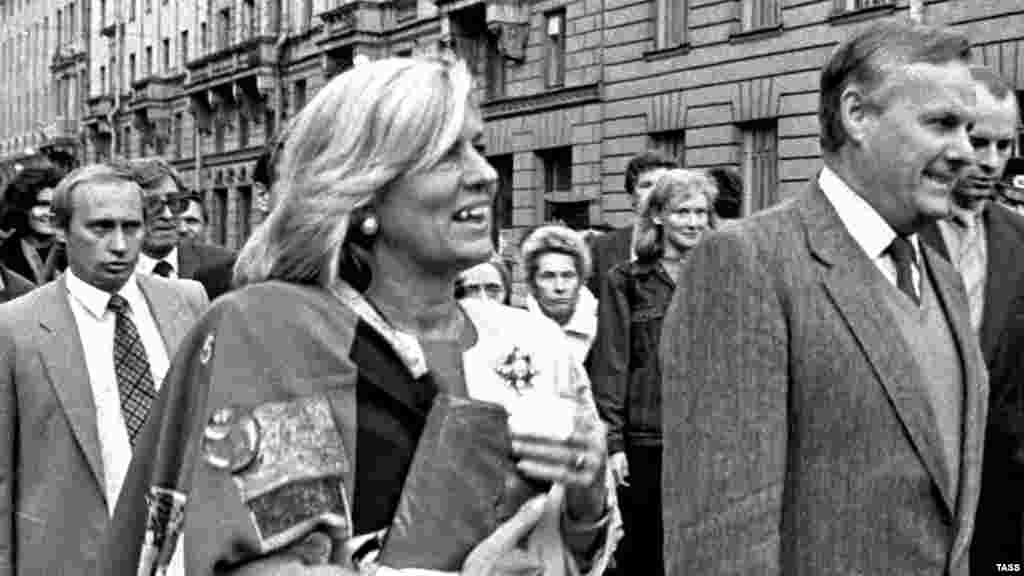 Vladimir Putin (stânga) și primarul orașului Sankt Petersburg, Anatoly Sobchak (dreapta), în timpul unei ceremonii de numire a Pieței Austriei din Sankt Petersburg, pe 28 septembrie 1992.