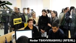 ბანკ "ქართუში" ანგარიშის გახსნის მსურველთა რიგი