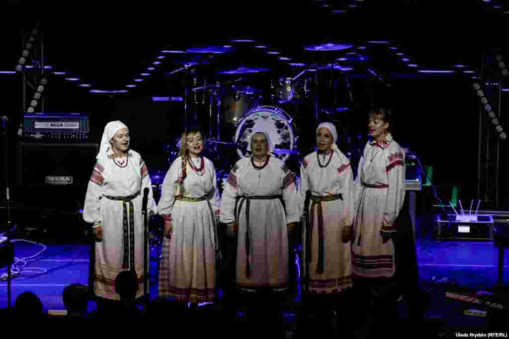 Перад канцэртам Вольскі ладзіў конкурс кввэраў — перамаглі этна-гурт Guda (на фота) і рок-гурт Haina. На пачатку канцэрту першыя выканалі песьню «Мроі» «Зямля», другія — новую песню Вольскага «Зьніклыя людзі» і некалькі ўласных