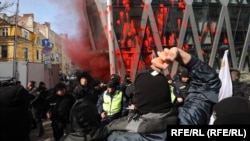 Протестиращ хвърля яйца срещу сградата на ЕК и полицаи, 22 февруари 2025 г.