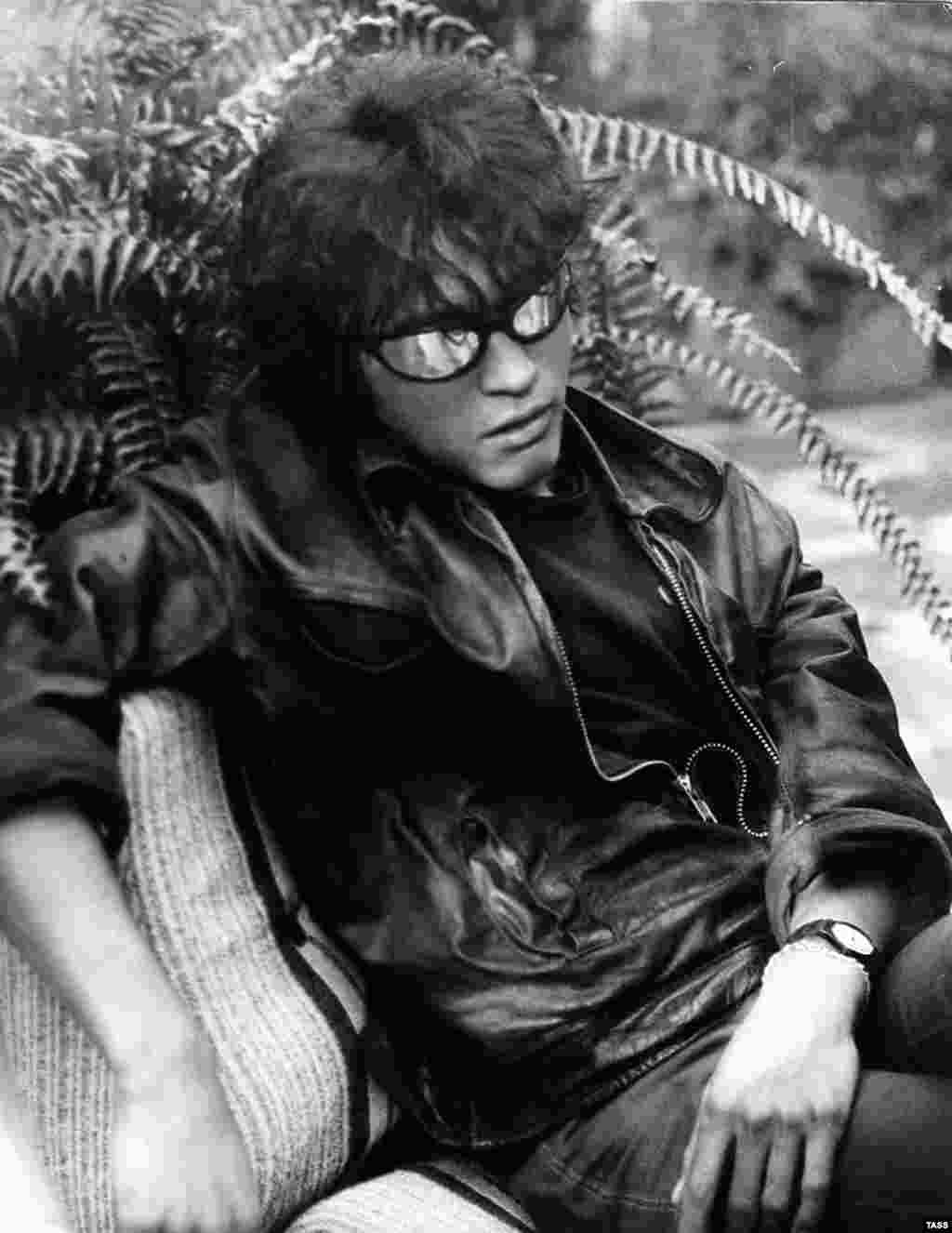 Цой и его «Кино» быстро становятся сенсацией. В 1983 году они выступили с песней «Я объявляю свой дом (безъядерной зоной)». В 1986 году группа выпустила песню «(Мы ждём) Перемен!» - Она стала гимном молодого поколения, который призывал стать более активными и требовать политических изменений. Этой песней группа «Кино» заработала себе репутацию в масштабах всего Советского Союза