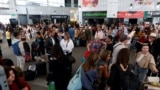 <p>Ljudi čekaju na železničkoj stanici Hoakin Sorolja, nakon što su putnici ostali zarobljeni tokom nestanka struje koji je pogodio velike dijelove Španije, u Valensiji, 28. aprila 2025.