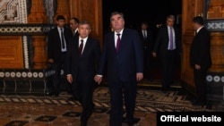 Президент Мирзиёев Душанбега давлат ташрифида президент Раҳмон билан, 9-март, 2018-йил