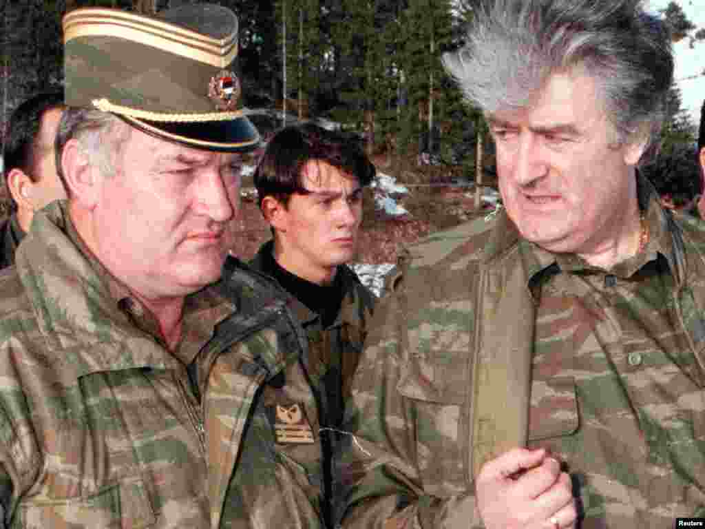 Младич менен Каражич. - Ратко Младич менен Радован Каражич Власич тоолорунда. 1995-жыл. 