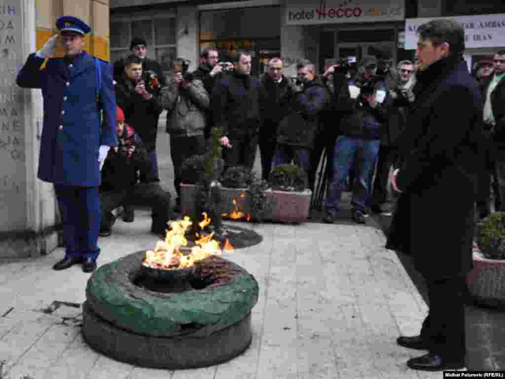 Željko Komšić, član tročlanog Predsjedništva BiH, na Dan nezavisnosti BiH položio cvijeće na spomenik vojnim i civilnim žrtvama Drugog svjetskog rata, 01.03.2011. Foto: Midhat Poturović