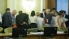 Funcționari în România. În această imagine din 2017, mai mulți funcționari și parlamentari dezbat legea salarizării în sistemul public. 