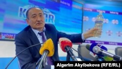 Министр Алымкадыр Бейшеналиев уу коргошун тууралуу айтылган маалымат жыйында. 16-апрель, 2021-жыл.