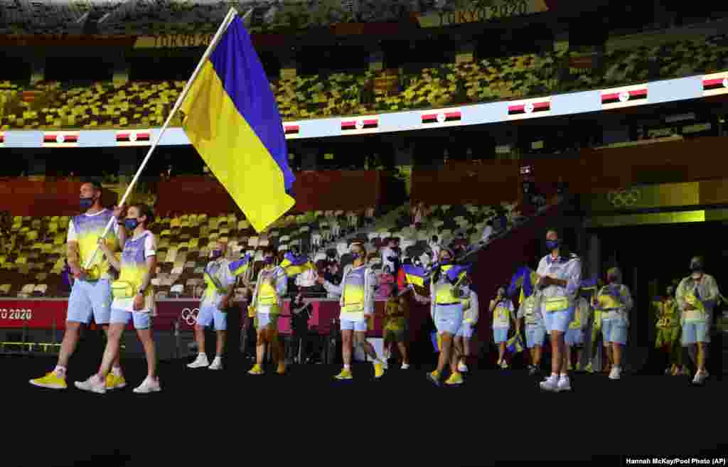 Урочистий вихід української олімпійської збірної. За словами віцепрезидента Національного олімпійського комітету України Миколи Томенка, за оптимістичного прогнозу Україна розраховує на чотири золоті медалі і 13&ndash;15 нагород загалом