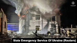 Pompierii lucrează la locul unui atac rusesc cu drone în regiunea Kiev pe 30 ianuarie.