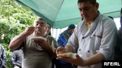 Накормить всех не успели