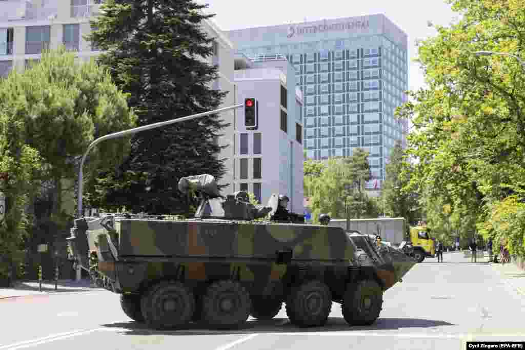 Бронированная армейская машина напротив отеля "Континенталь", где Джо Байден будет жить во время визита в Женеву